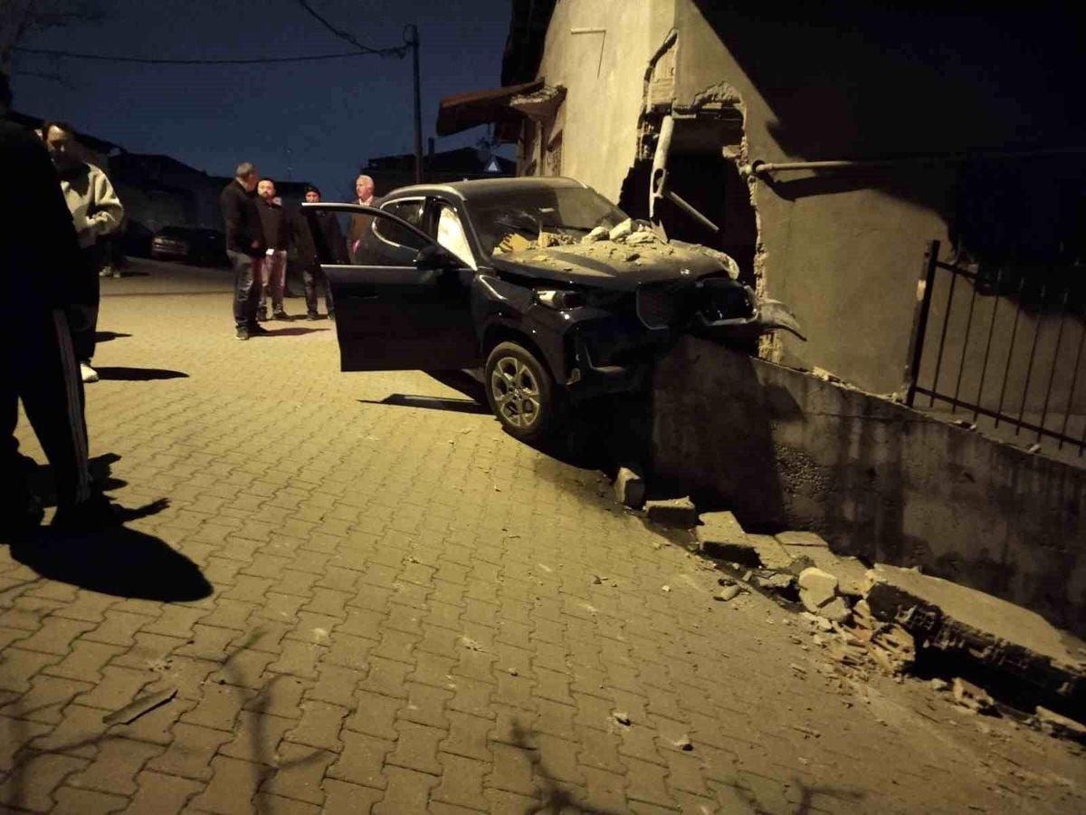 Ataşehir'de kontrolden çıkan otomobil, yıktığı istinat duvarında asılı kaldı