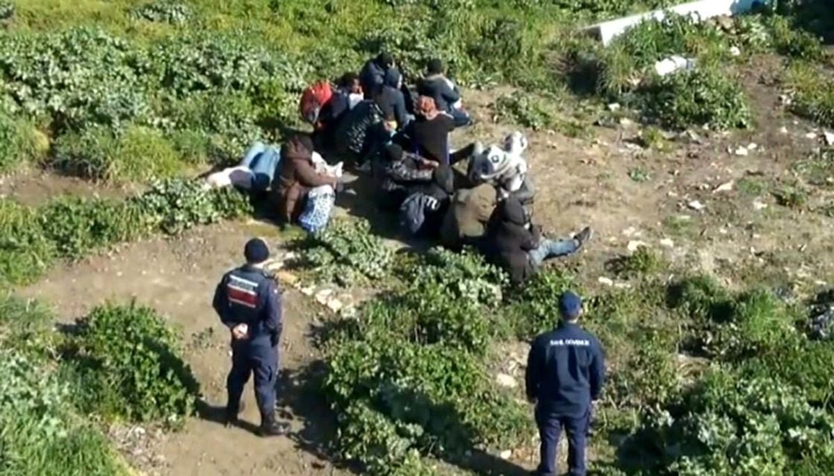 Ayvalık'ta 3'ü çocuk 25 göçmen yakalandı