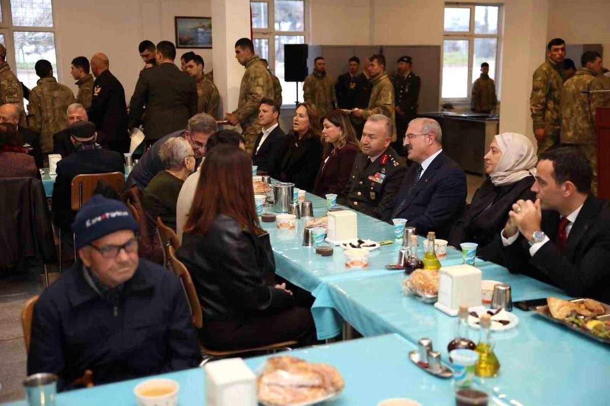 Gelibolu'da şehit aileleri, gaziler ve askerlerle iftar yapıldı