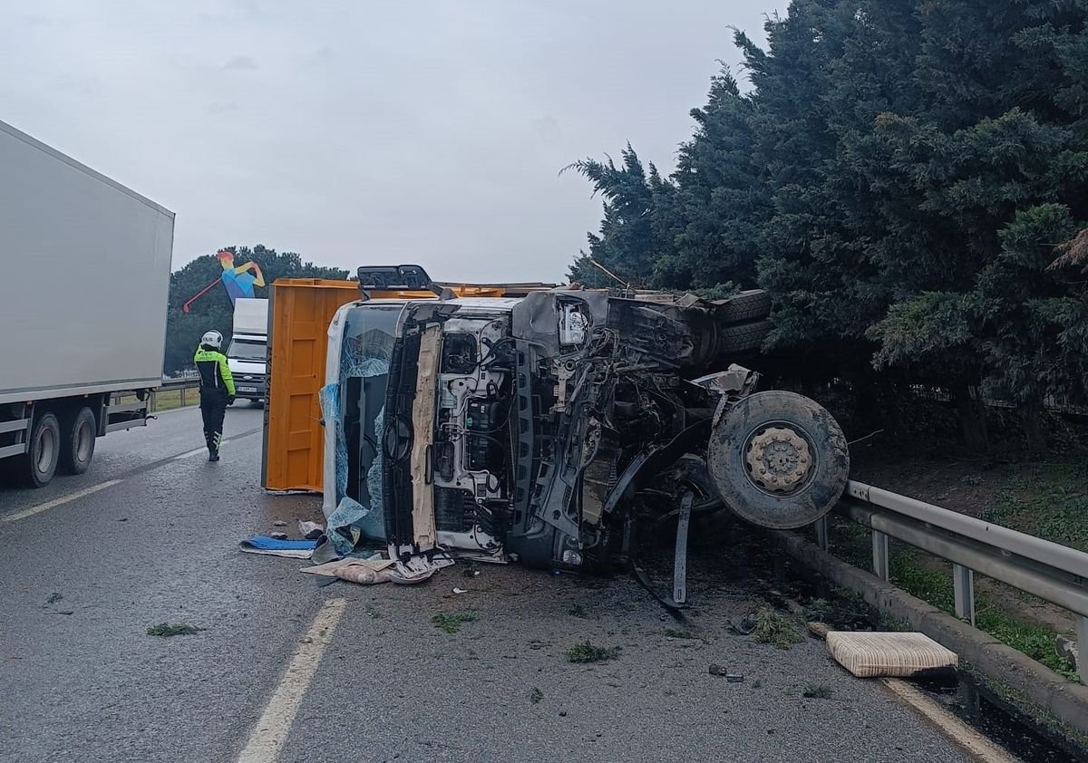 Samsun'da Kamyon Bariyerlere Çarptı: 1 Yaralı