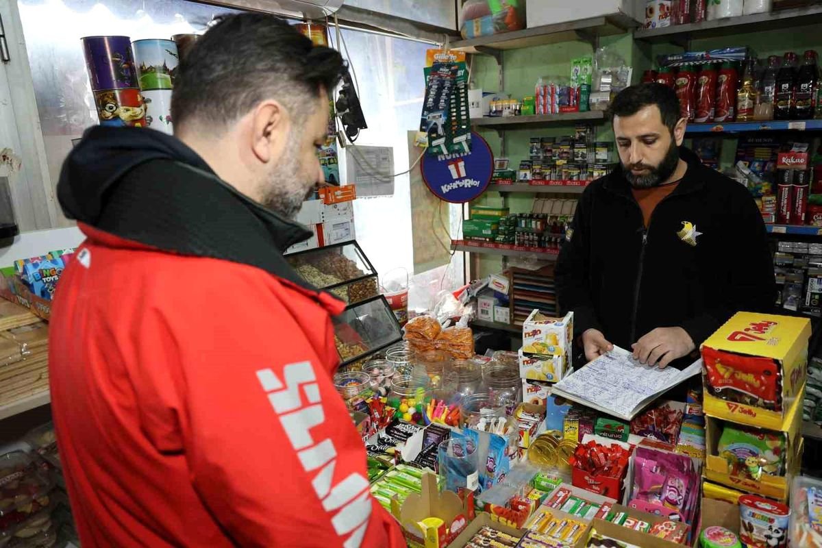 Mahallenin bakkal borcunu ödeyip, veresiye defterini yaktı