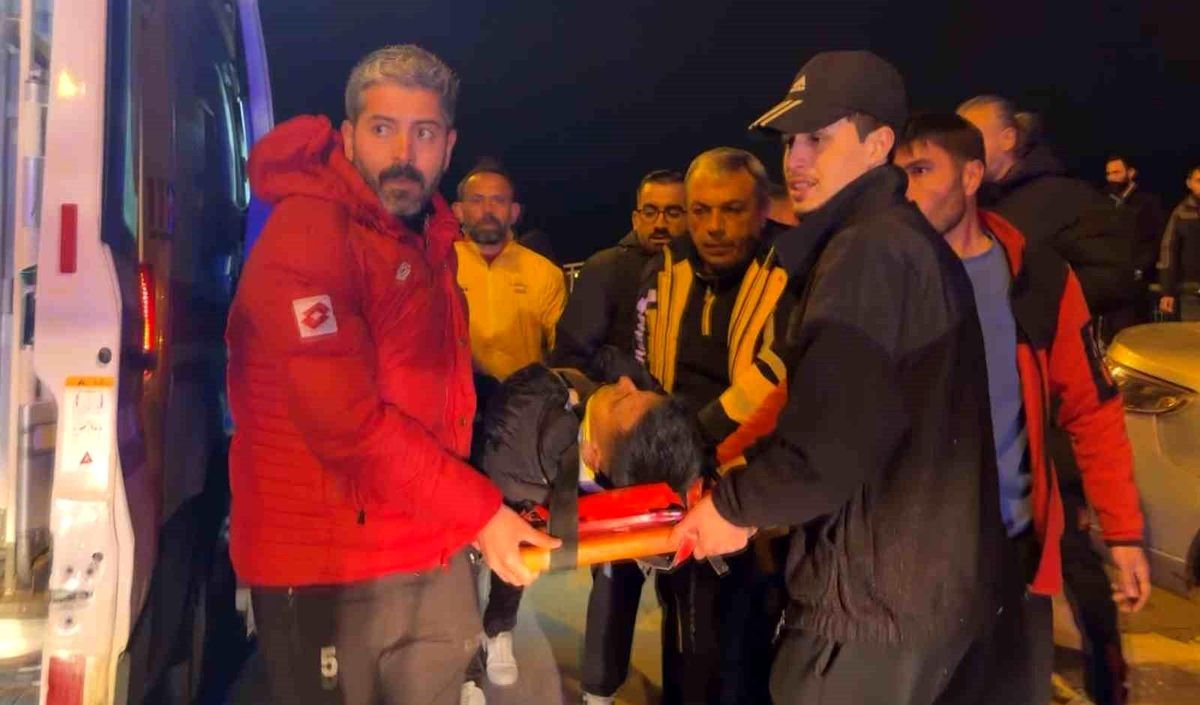 Otomobil önce direğe sonra duvara çarptı: 1 yaralı