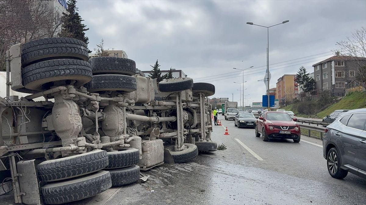 Ümraniye'de devrilen beton mikserinin sürücüsü yaralandı