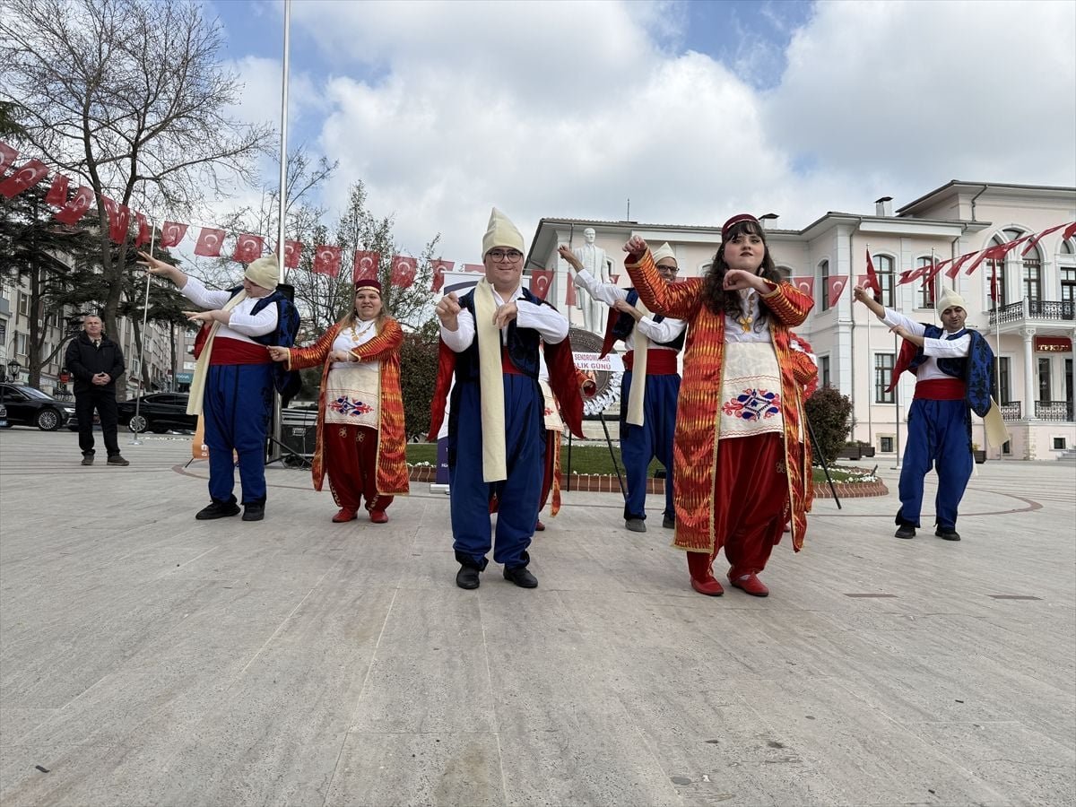 Tekirdağ'da özel öğrenciler halk oyunları gösterisi sundu