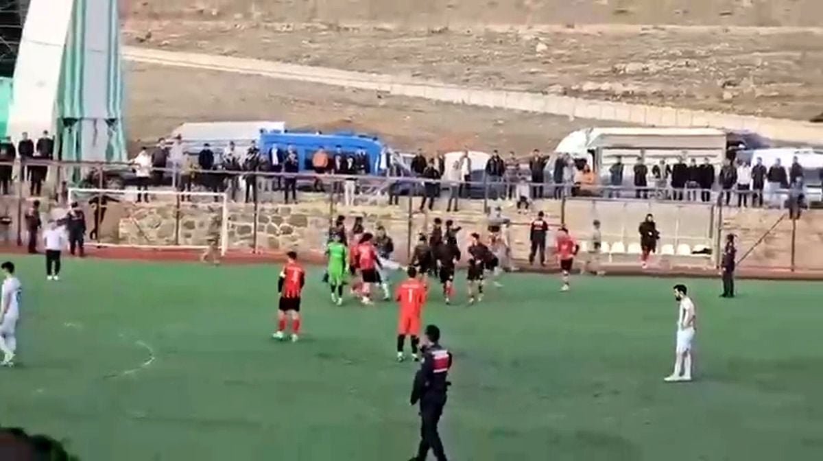 Afyon'da amatör maç sonrası saha karıştı