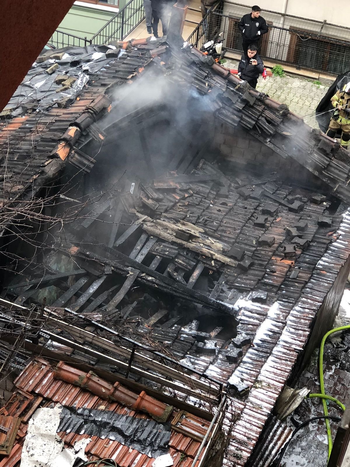 Kağıthane'de gecekonduda çıkan yangın kamerada: 1 ölü