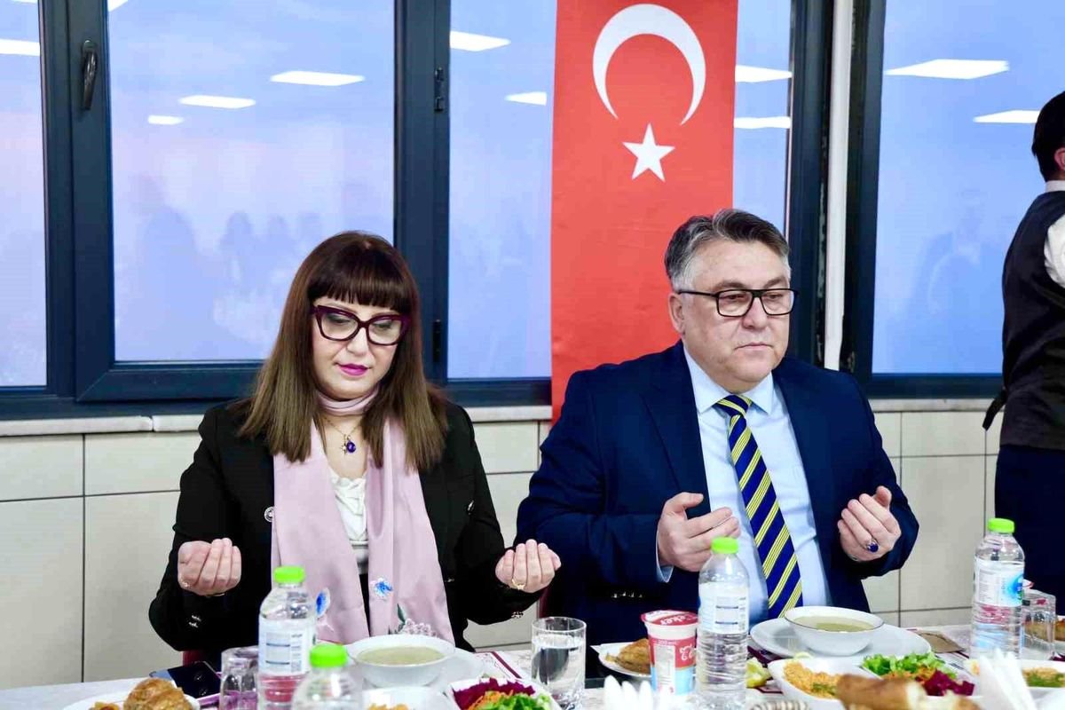 Rektör Özölçer, koruyucu aile ve huzurevi sakinleriyle iftar sofrasında bir araya geldi