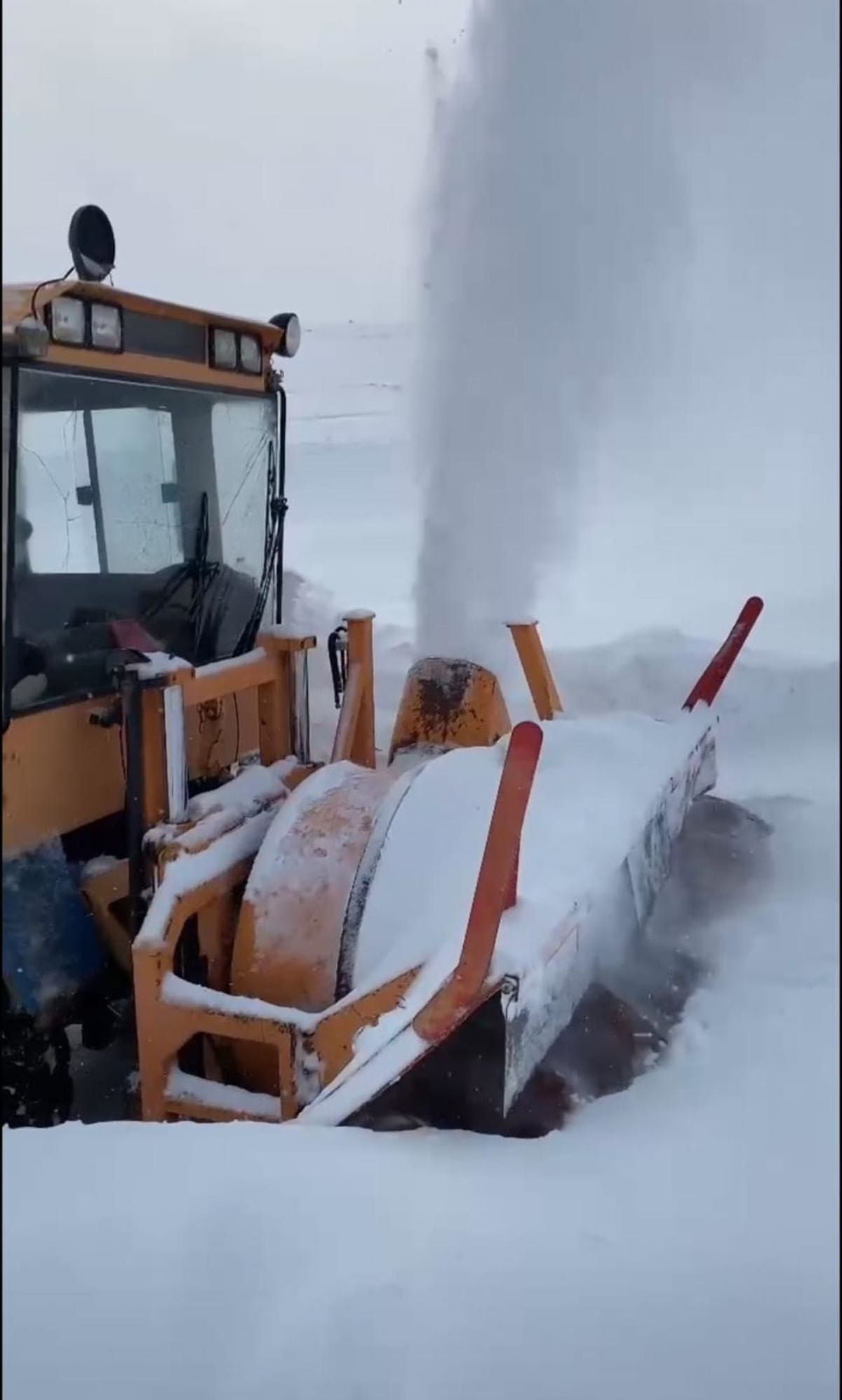 Kars'ta ekiplerin 3 metrelik karla zorlu mücadelesi