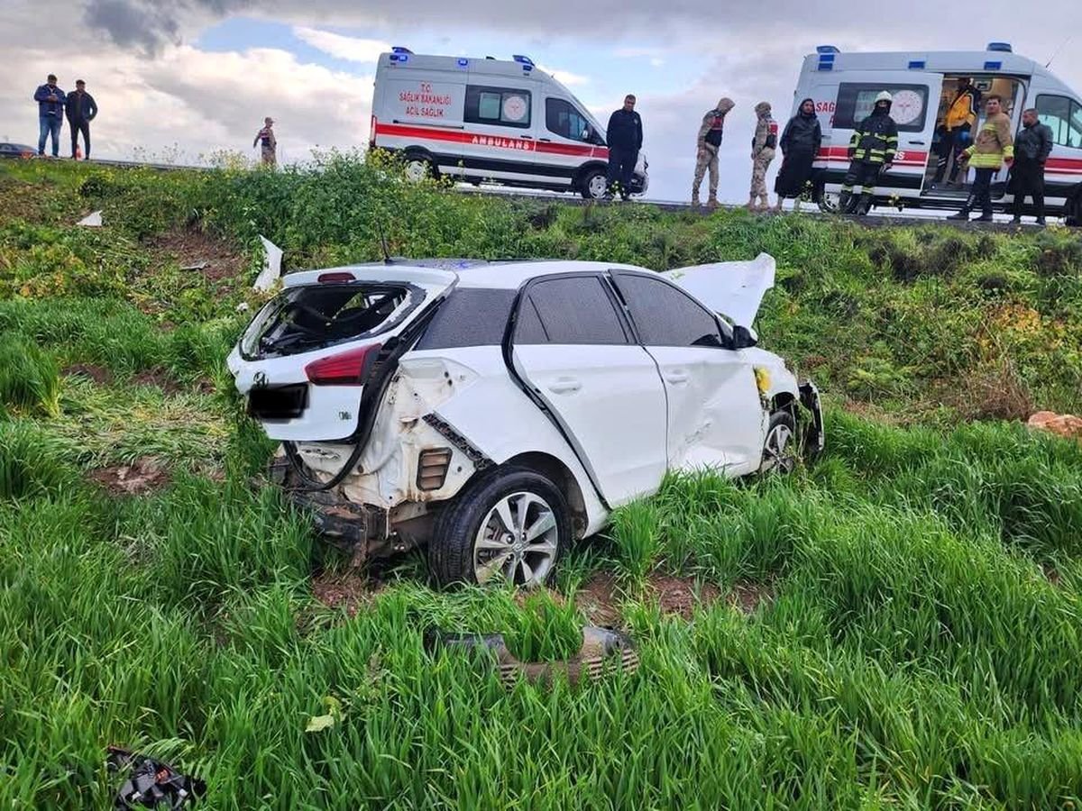 Tarlaya uçarak hurdaya dönen otomobildeki 2 kişi yaralandı
