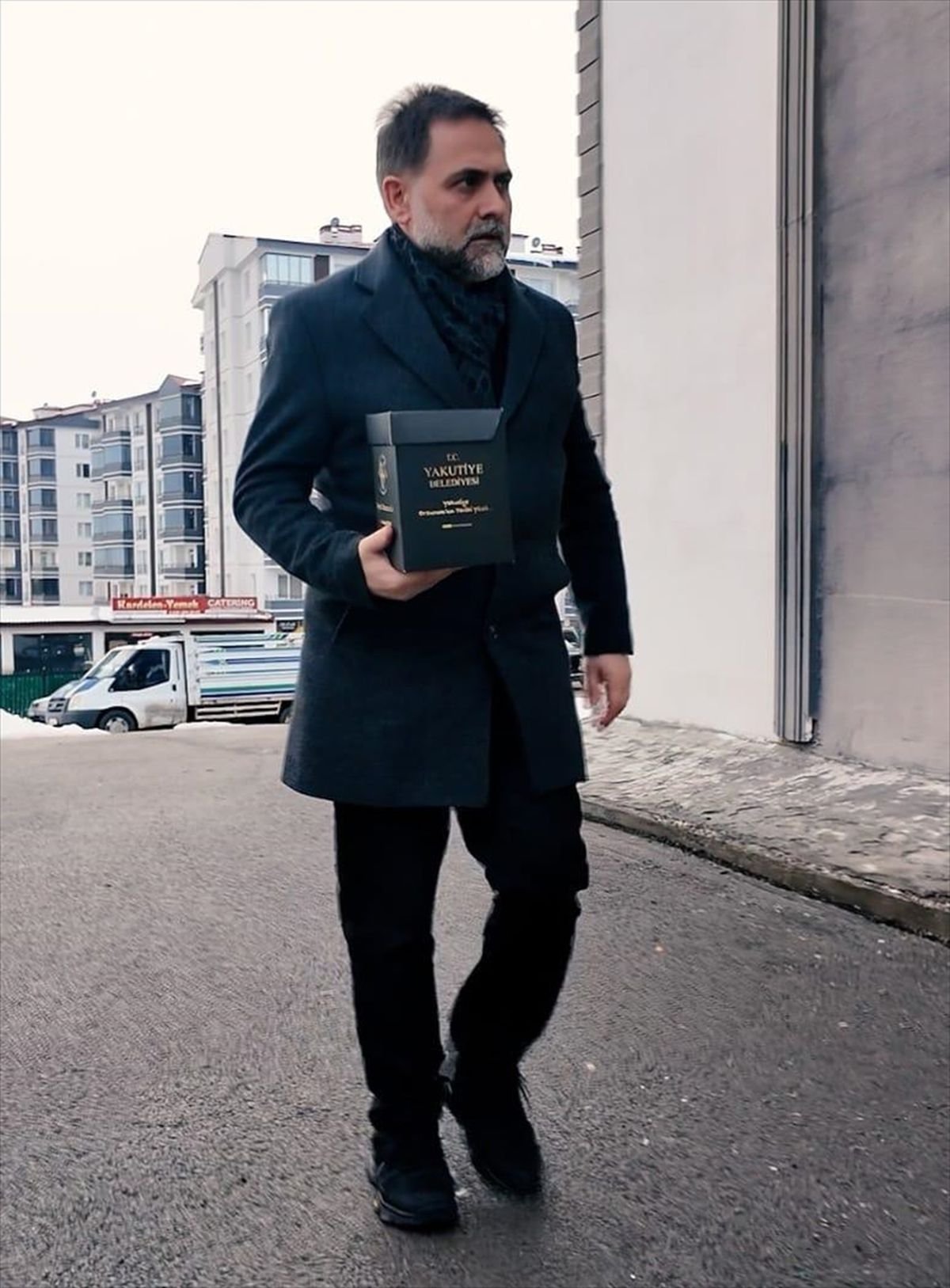 Yakutiye Belediye Başkanı Mahmut Uçar çalışanların kapısını çalıp iftarlık dağıttı