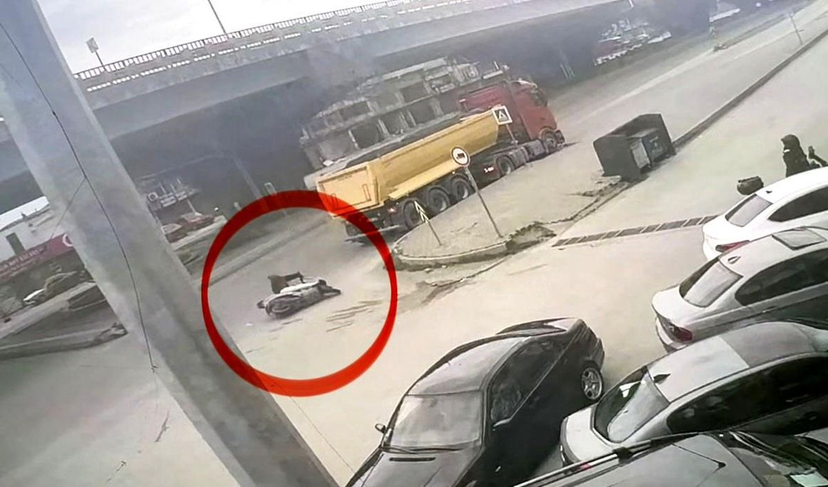 Motosikletli tırın altına girmekten son anda kurtuldu