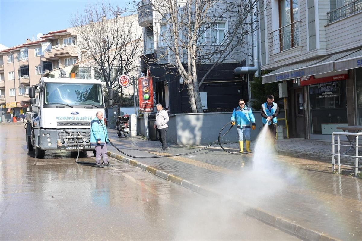 Vezirköprü Belediyesi bayram öncesi sokakları temizliyor